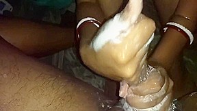 सैक्सी इडियन वाइफ ने अपने पति को हैंडजॉब दी 10 Min