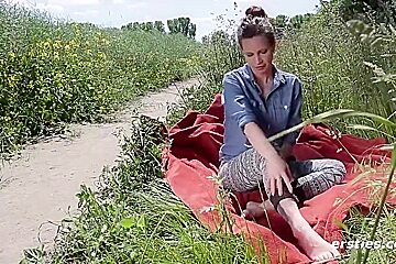 33-jahrige Annika R  Kommt Auf Sommerwiese Zum Orgasmus