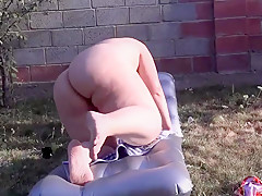 A fat girl thrust oranges into her hairy pussy and masturbates