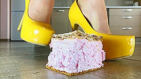 AMATEUR CRUSHING FEET IN HIGH HEELS