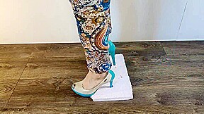 AMATEUR CRUSHING FEET IN HIGH HEELS