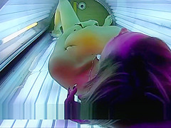 Abonniert 260 Hot Horny Girl masturbates in Public Solarium