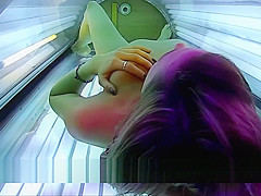 Abonniert 260 Hot Horny Girl masturbates in Public Solarium