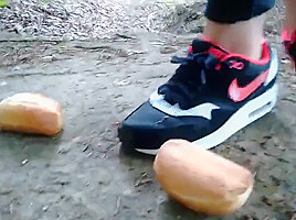 Air Max 1 crushing bun