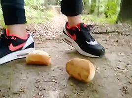 Air Max 1 crushing bun