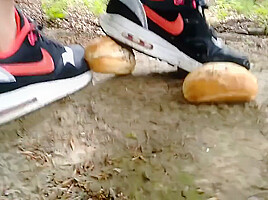 Air Max 1 crushing bun