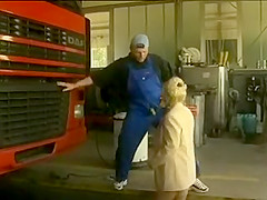 Alexandra Ross - La patronne du garage et les mecanos