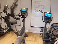 Allume 2 Inconnus Dans La Salle De Gym Et Se Fait Defoncer Comme Jamais !!! With Clara Mia