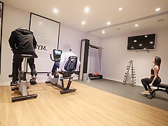 Allume 2 Inconnus Dans La Salle De Gym Et Se Fait Defoncer Comme Jamais !!! With Clara Mia