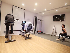 Allume 2 Inconnus Dans La Salle De Gym Et Se Fait Defoncer Comme Jamais !!! With Clara Mia
