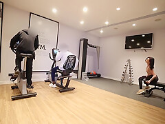 Allume 2 Inconnus Dans La Salle De Gym Et Se Fait Defoncer Comme Jamais !!! With Clara Mia