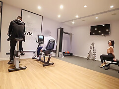 Allume 2 Inconnus Dans La Salle De Gym Et Se Fait Defoncer Comme Jamais !!! With Clara Mia