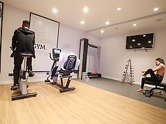 Allume 2 Inconnus Dans La Salle De Gym Et Se Fait Defoncer Comme Jamais !!! With Clara Mia