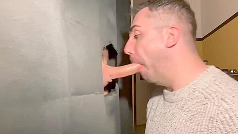 34 Ans  Venu Pour Step son 1er Glory Hole Il M’offre Une Grosse Dose De Sperme