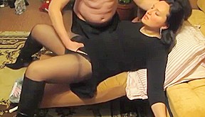 Attachée sur le canapé il me prend