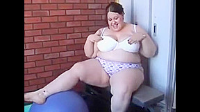 BBW Jellibean masturbates