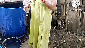 Bhabhi Anita Yadav Ki Hot Bathing