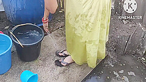 Bhabhi Anita Yadav Ki Hot Bathing