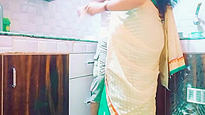 Bhabi Ji Kitchen Me Chay Banana Sikha Raha Tha