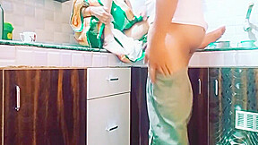 Bhabi Ji Kitchen Me Chay Banana Sikha Raha Tha