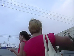 Big buttocks are hiding her thong