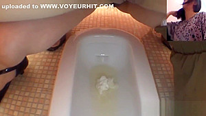 Bizarre asian babes pissing