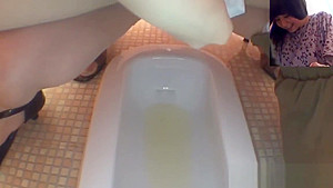 Bizarre asian babes pissing
