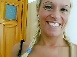 Blondine fickt fuer 100 Euro