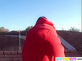 BrookeSkye went to the rooftop and rubbing her pussy