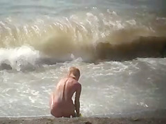 CHECK OUT THIS BLONDE WITH TIGHT BODY ENJOYS THE BEACH 