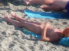 CHECK OUT THIS BLONDE WITH TIGHT BODY ENJOYS THE BEACH 