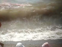 CHECK OUT THIS BLONDE WITH TIGHT BODY ENJOYS THE BEACH 