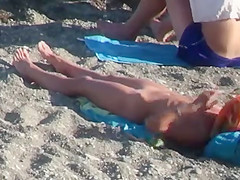 CHECK OUT THIS BLONDE WITH TIGHT BODY ENJOYS THE BEACH 