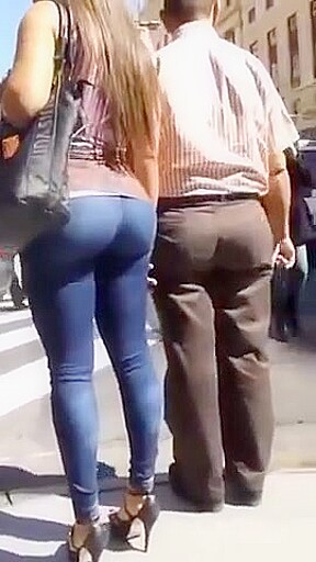 Candid latina bubble butt in jeans