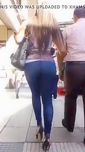 Candid latina bubble butt in jeans