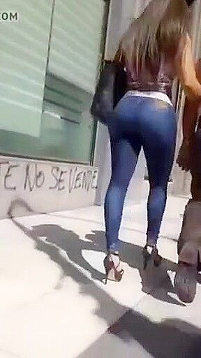 Candid latina bubble butt in jeans