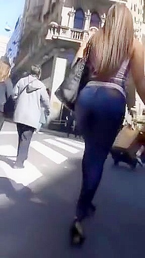 Candid latina bubble butt in jeans