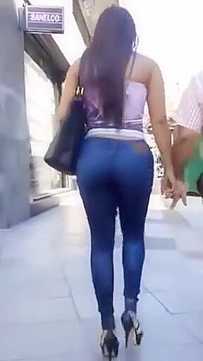 Candid latina bubble butt in jeans