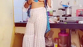 Chachi Ko Kitchen Me Pela