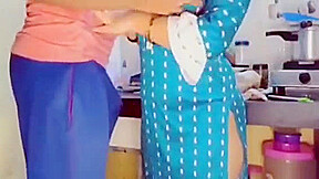 Chachi Ko Kitchen Me Pela