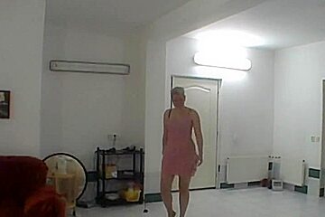 Chubby chick with sexy haircut lapdances