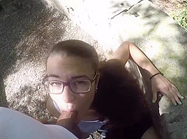 City trip blowjob in the park