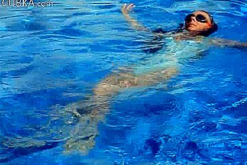 Cunt dildoing by the swimmingpool side