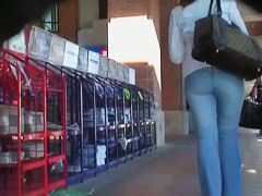 Cutie in tight jeans flaunts her ass in a hot candid street video