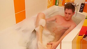 Delicious twink shows off his sexy feet before jacking offAl