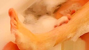 Delicious twink shows off his sexy feet before jacking offAl