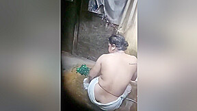 Desi Bhabhi Bathing Record In