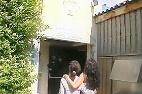 Deux copines dans un club libertins