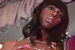 Ebony tranny gets blown