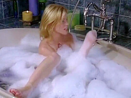 Elizabeth Banks Masturbating And Having A Orgasm In Bathtub
